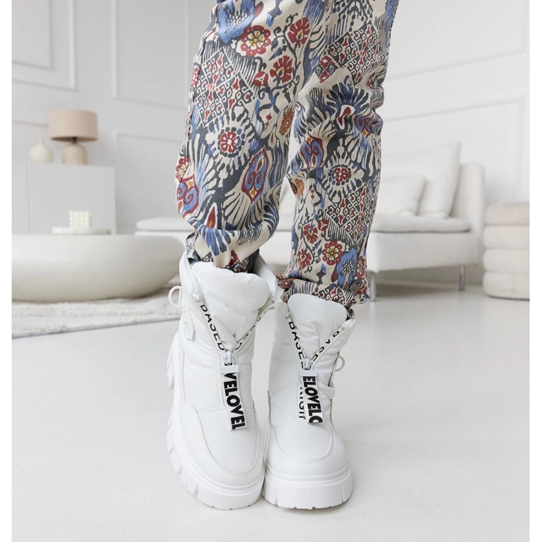 Botas de nieve aislantes blancas con inscripciones Eulalia. blanco 2