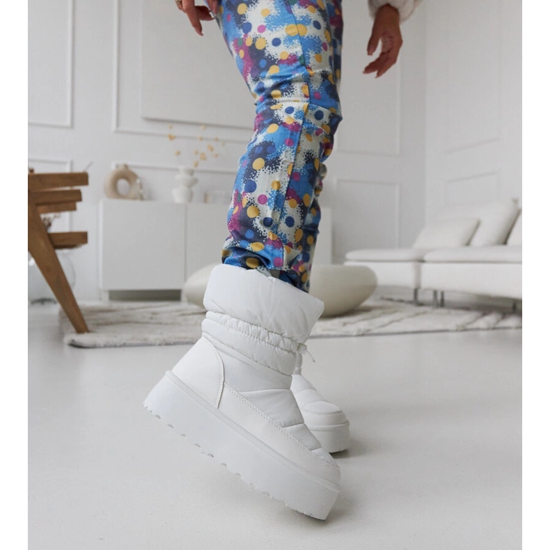 Botas de nieve blancas con aislamiento en la plataforma Polk. blanco 2