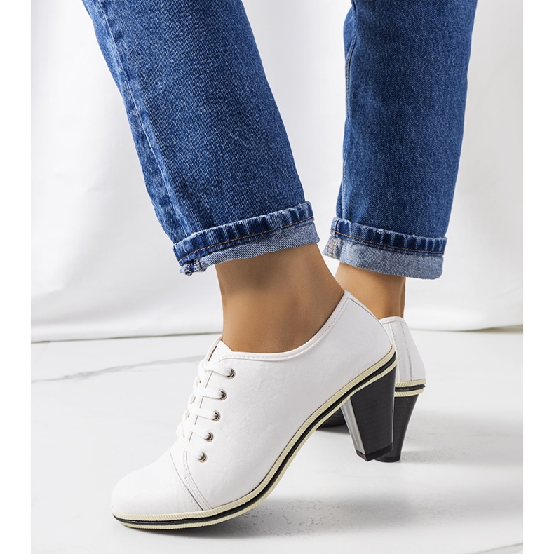 BM Zapatos blancos en el puesto de Filra 2