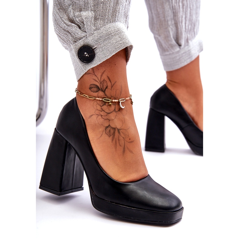 Bombas en tacones masivos negro 4