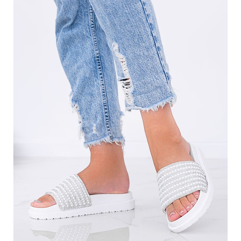 Las zapatillas blancas ricamente decoradas de Trisha blanco 1