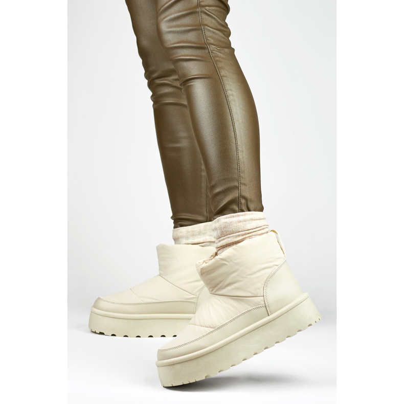 Botas de nieve de invierno de mujer beige con plataforma. 1 Botas de nieve de invierno de mujer beige con plataforma. 1
