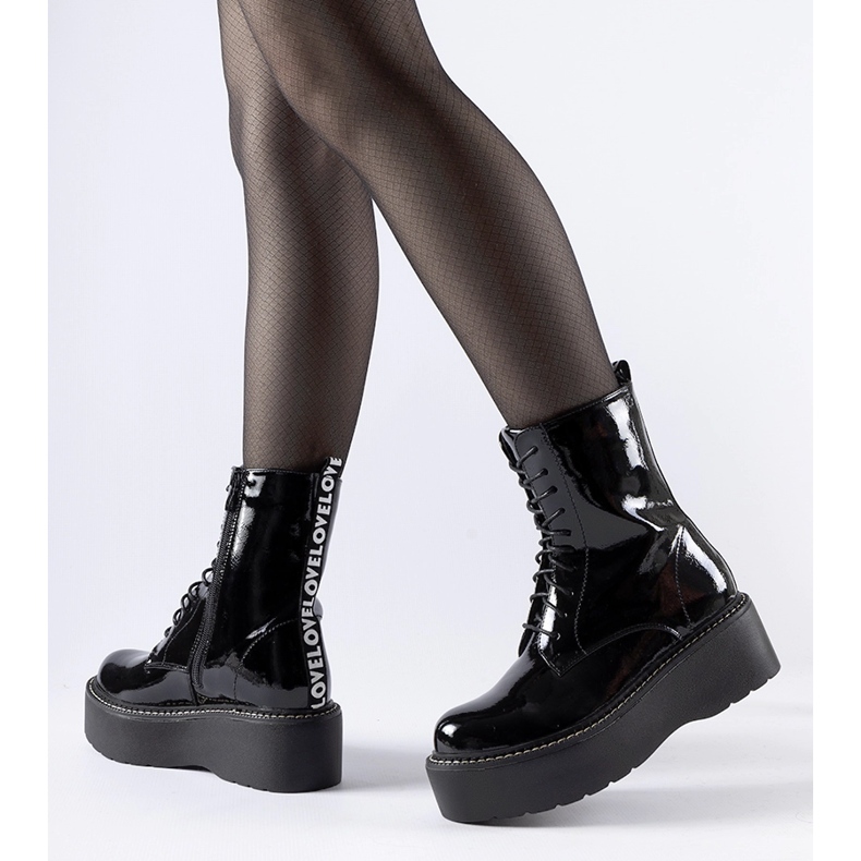 Trabajadores de patentes negros en la plataforma Leos 1