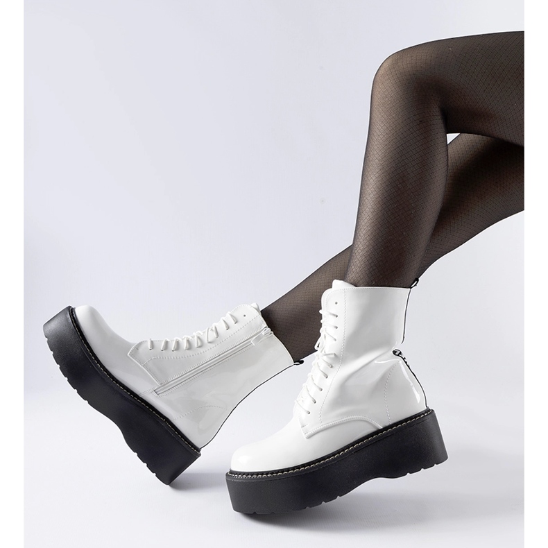 Trabajadores lacados en blanco en la plataforma Leos 1