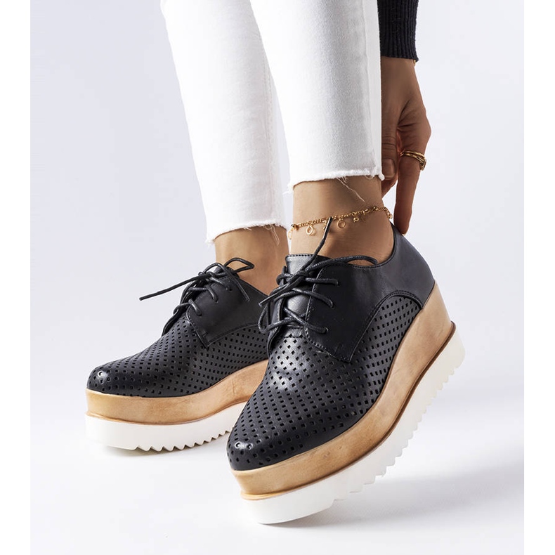 Zapatos de cuña calados negros de Laurent 1