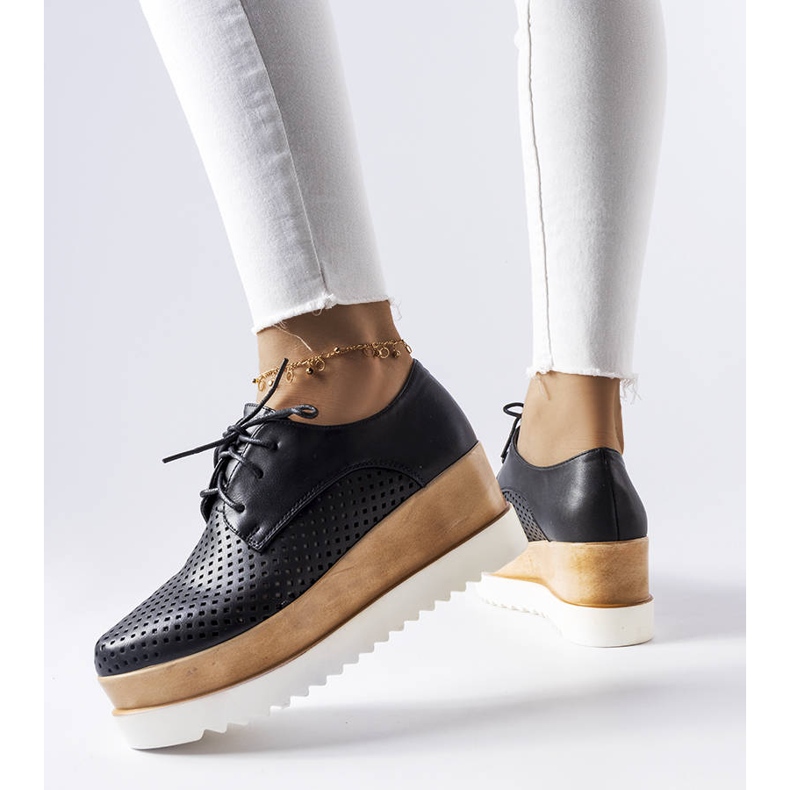 Zapatos de cuña calados negros de Laurent 2