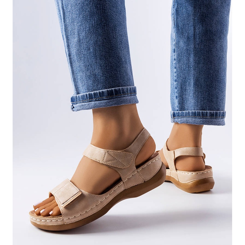 Sandalias beige de cuña baja de Vallis 1