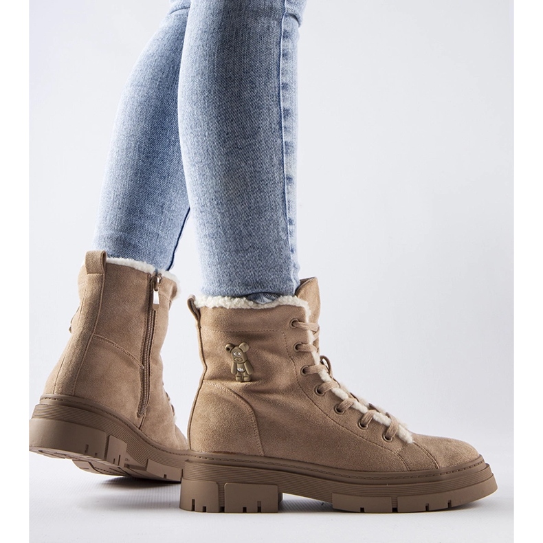 Botines aislantes beige confeccionados en ante ecológico Pompeya 1