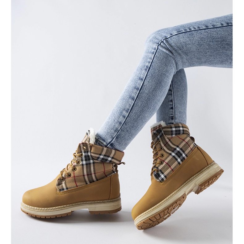 Botas marrones decoradas con una cuadrícula de Dino. marrón 1 Botas marrones decoradas con una cuadrícula de Dino. marrón 1