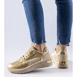 Zapatillas beige y doradas con hilo decorativo de Facondo dorado 2