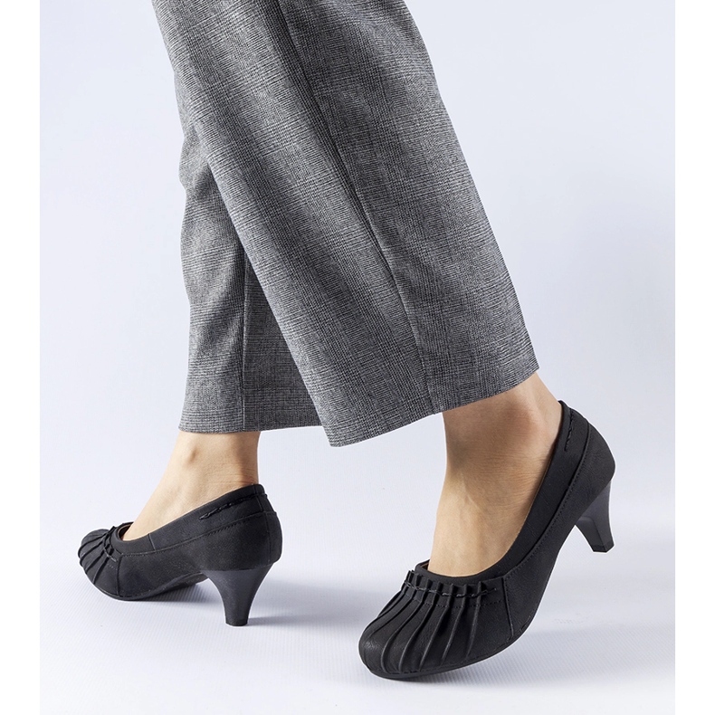 Zapatos de tacón Santro negros con volantes 1 Zapatos de tacón Santro negros con volantes 1