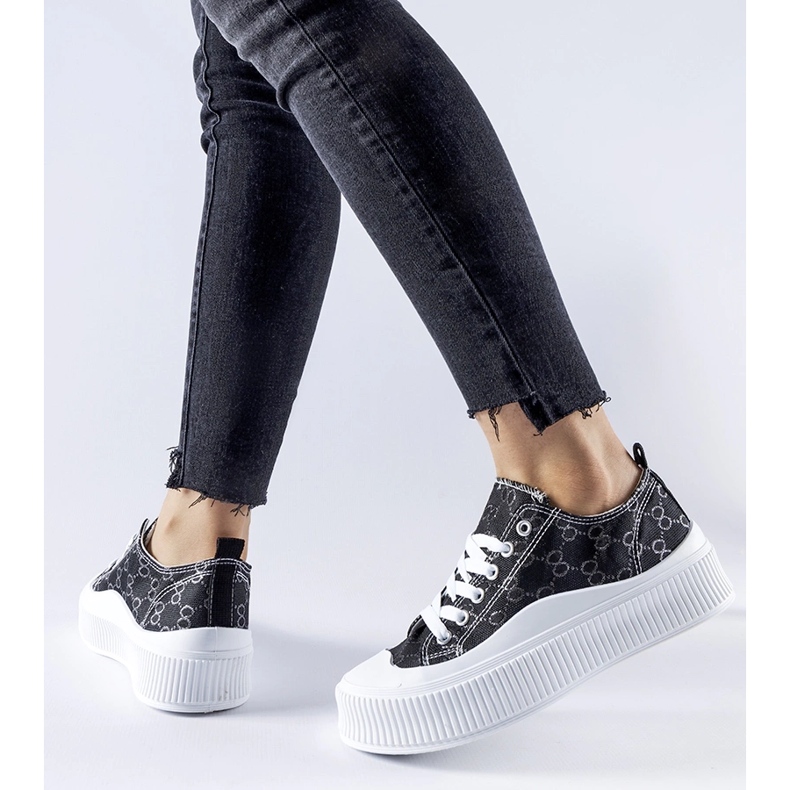 Zapatillas negras decoradas con el monograma de Cavi. negro 1