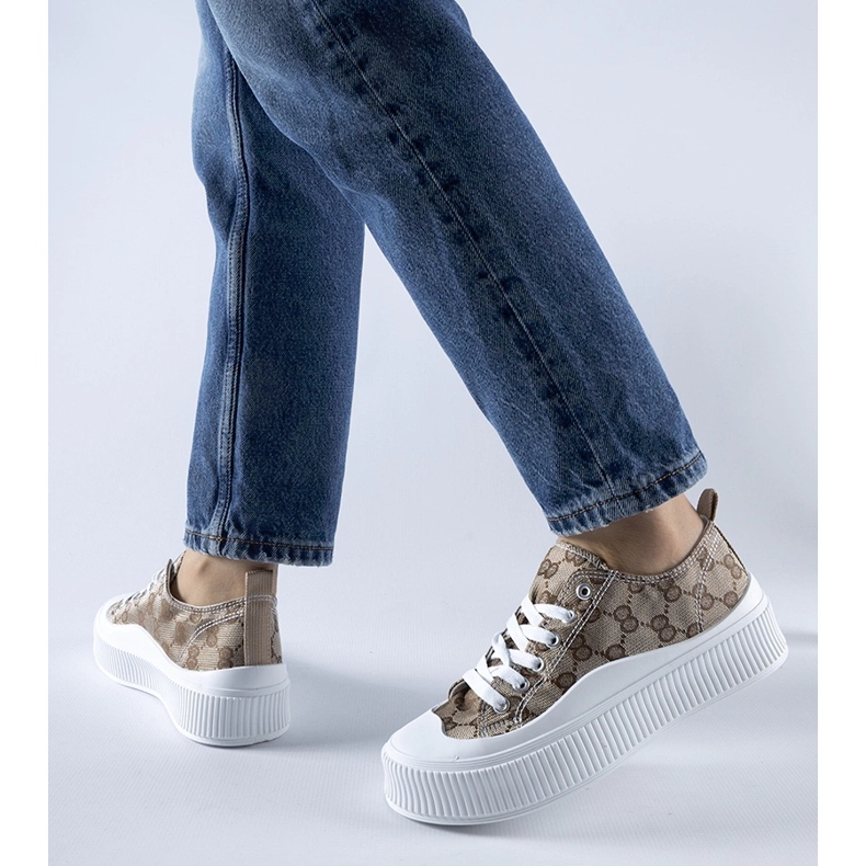 Zapatillas marrones decoradas con el monograma de Cavi. beige 1 Zapatillas marrones decoradas con el monograma de Cavi. beige 1