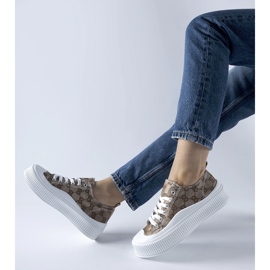 Zapatillas marrones decoradas con el monograma de Cavi. beige 2