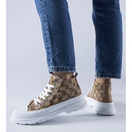 Zapatillas marrones decoradas con el monograma de Terenzio beige 1 Zapatillas marrones decoradas con el monograma de Terenzio beige 1