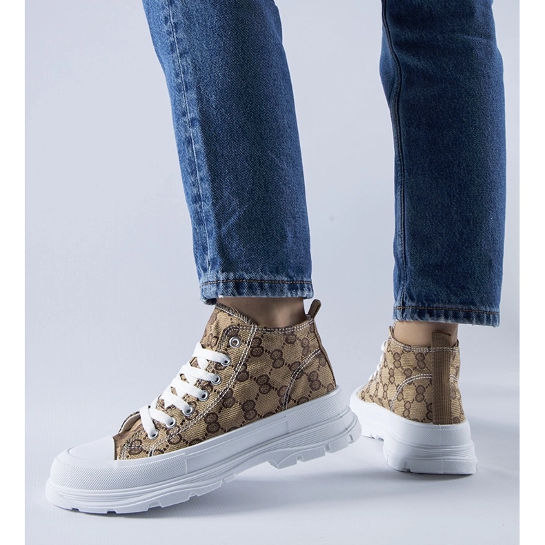 Zapatillas marrones decoradas con el monograma de Terenzio beige 1