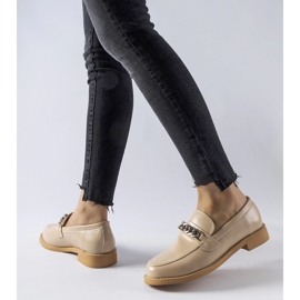 Mocasines beige decorados con cadena central 2