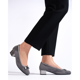 Salón de tacón bajo calado gris Daszyński 1 Salón de tacón bajo calado gris Daszyński 1