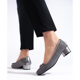 Salón de tacón bajo calado gris Daszyński 2 Salón de tacón bajo calado gris Daszyński 2