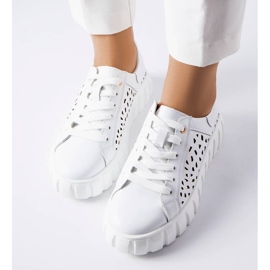 Zapatillas blancas con inserciones de parche. blanco 2