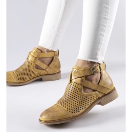 Botines amarillos calados de corte alto de Kooter 1