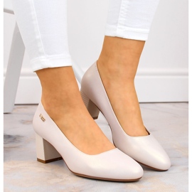Zapatos de tacón beige perla en un poste decorativo de Sergio Leone 2