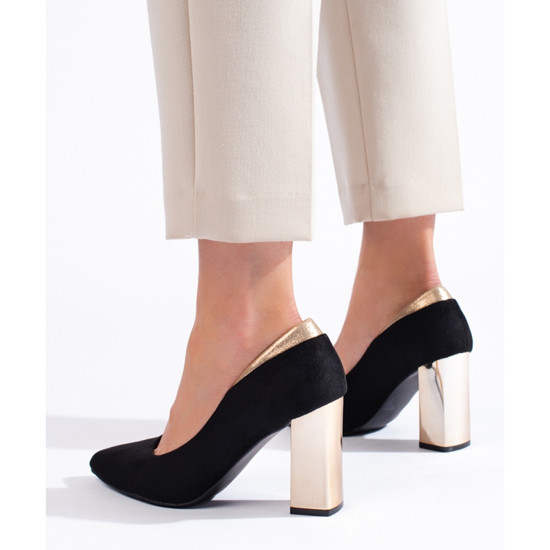 Zapatos de tacón de ante negro en el pilar 1