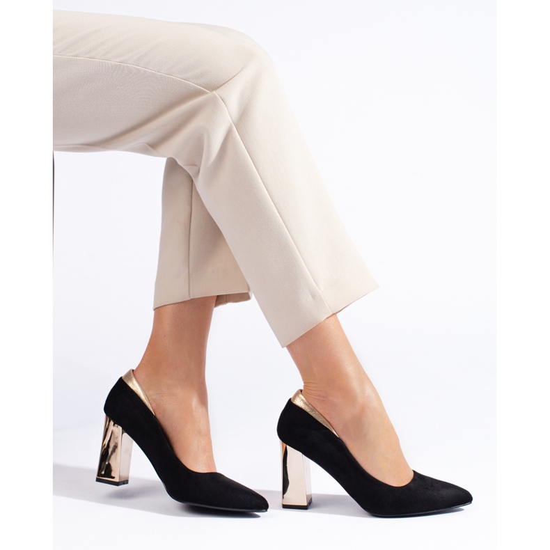 Zapatos de tacón de ante negro en el pilar 2