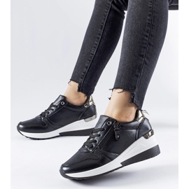 Zapatillas negras decoradas con cremallera Marietta. negro 1