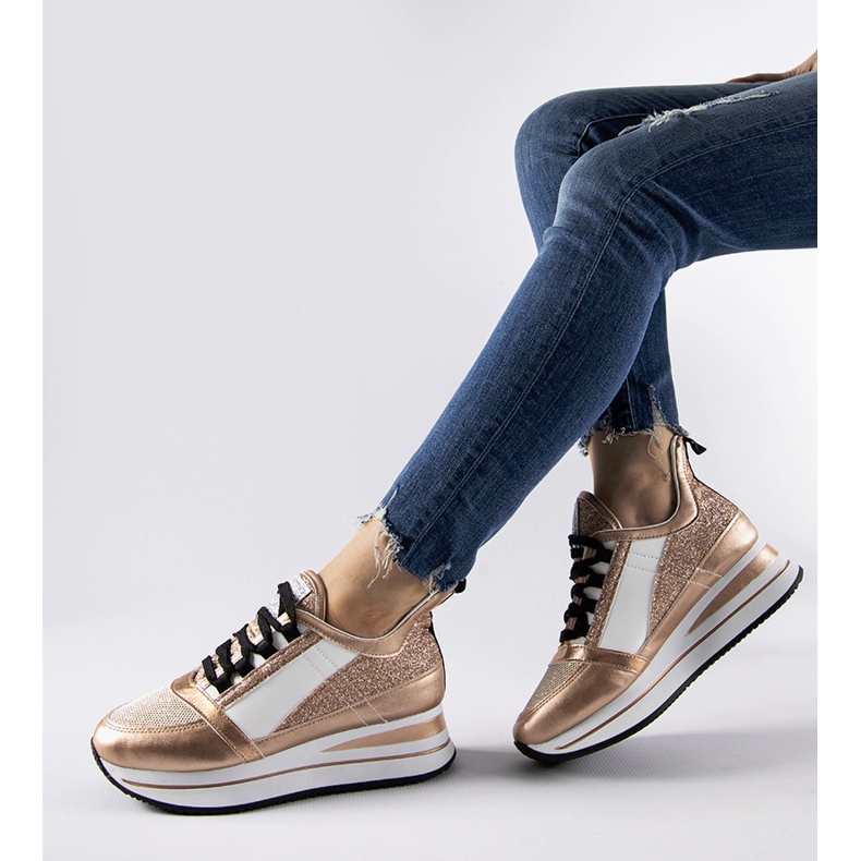 Zapatillas deportivas con purpurina dorada en la plataforma Marce. dorado 1