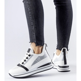 Zapatillas blancas con purpurina en la plataforma Marce. blanco 2