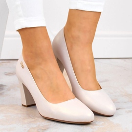 Bombas de perlas beige en un poste decorativo de Sergio Leone 2