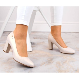 Bombas de perlas beige en un poste decorativo de Sergio Leone 1