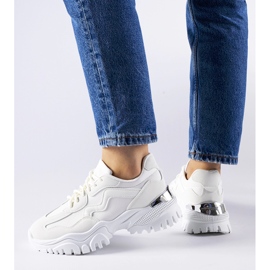 Zapatillas blancas con suela masiva de Gironic. blanco 2