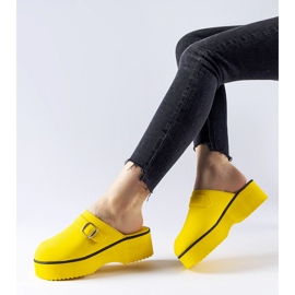 Zueco amarillo se desliza en la plataforma Lang 1