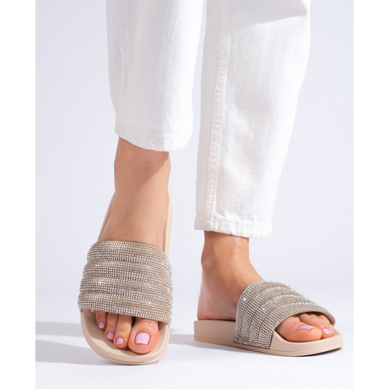 Chanclas beige con pedrería de Shelovet 1