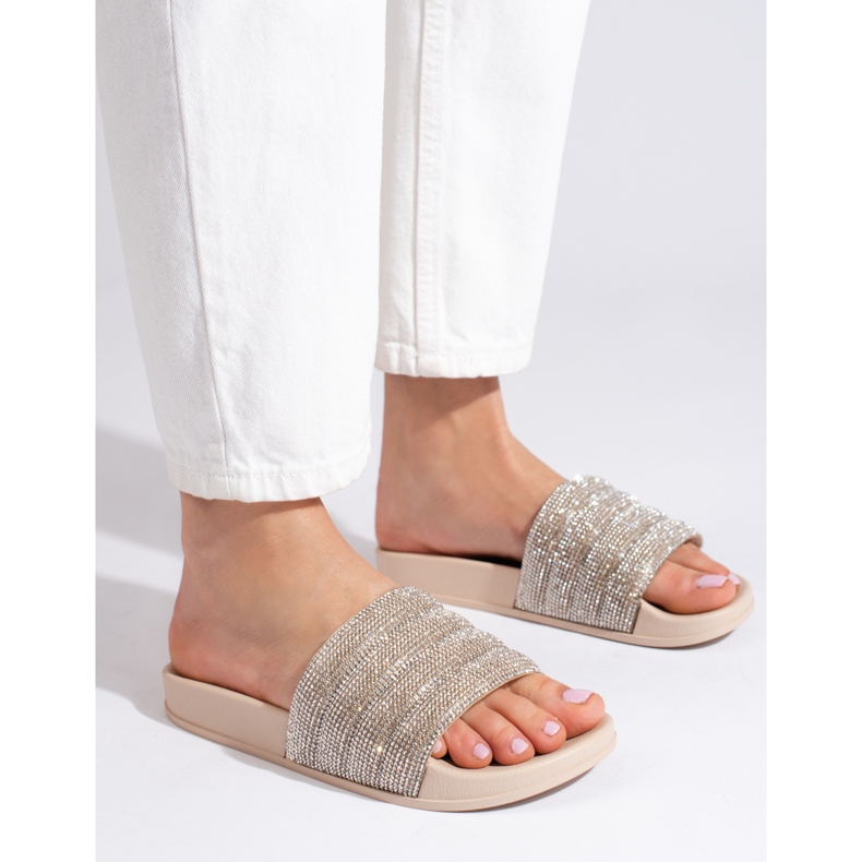 Chanclas beige con pedrería de Shelovet 2