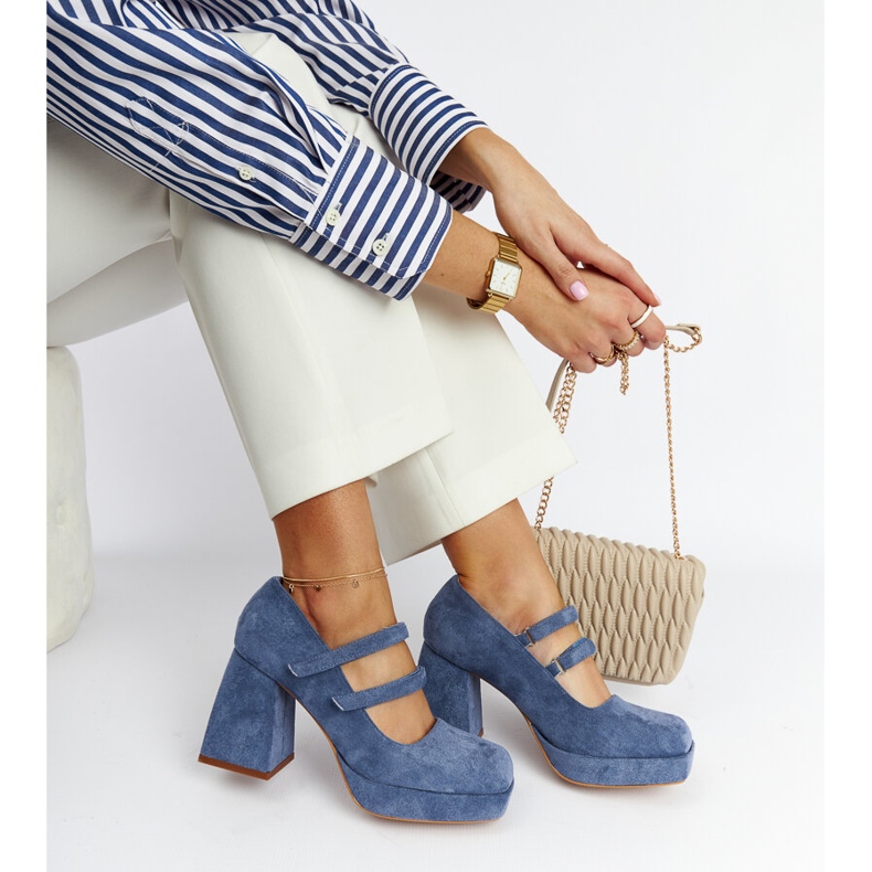 Zapatos de salón azules de Cher con un enorme tacón en bloque 1 Zapatos de salón azules de Cher con un enorme tacón en bloque 1