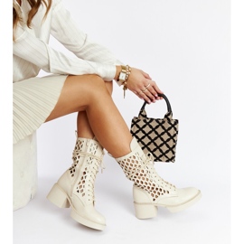 Botas de tacón caladas beige de Visalia 1