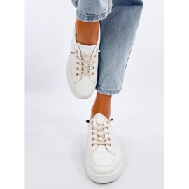 Stocks Zapatillas beige de mujer. blanco 2