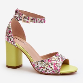 Sandalias de tacón con flores amarillas Vitamella amarillo 2