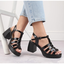 Sandalias de mujer con tacón y plataforma en charol negro Vinceza 66621 1