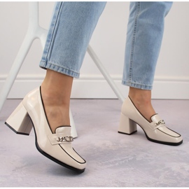 Zapatos de mujer de charol con tacón decorativo, beige Potocki 12322 3