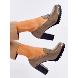 Mocasines Jeffis Khaki con tacón charol beige 2 Mocasines Jeffis Khaki con tacón charol beige 2