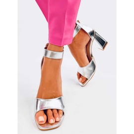 Sandalias de tacón Ellen Silver con cinturón plata 2