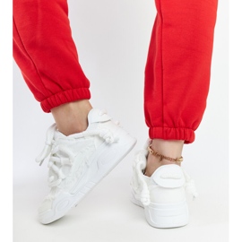 Zapatillas blancas con inserciones de tejido Melilot. blanco 4