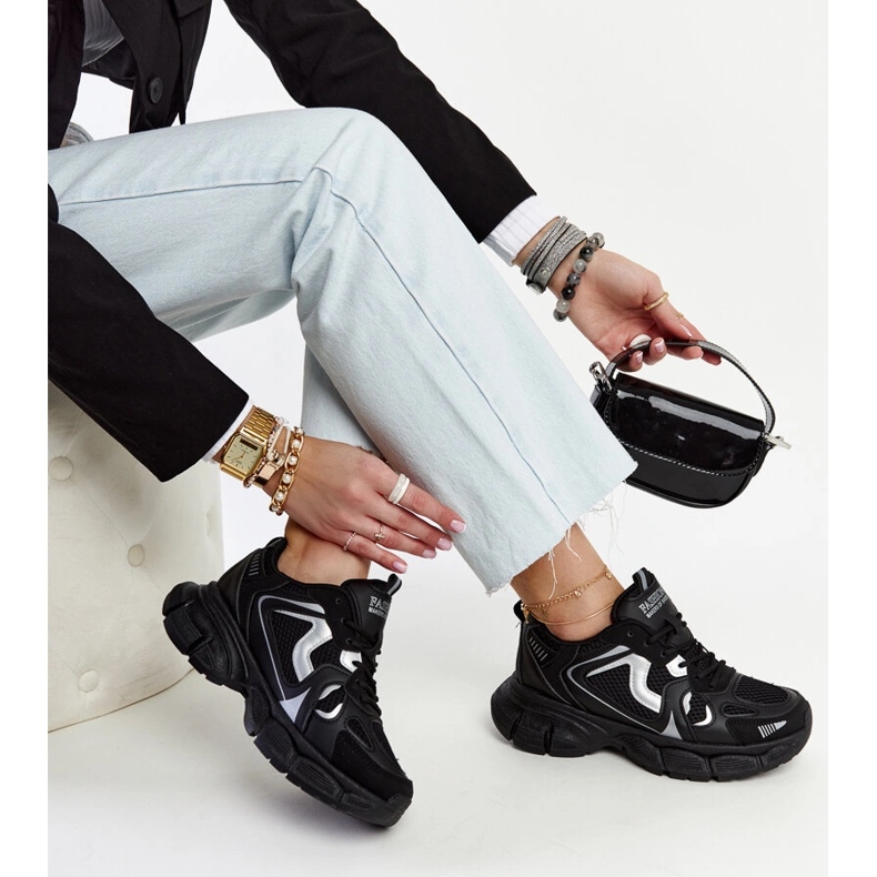 Zapatillas negras con suela jacobina masiva. negro 1