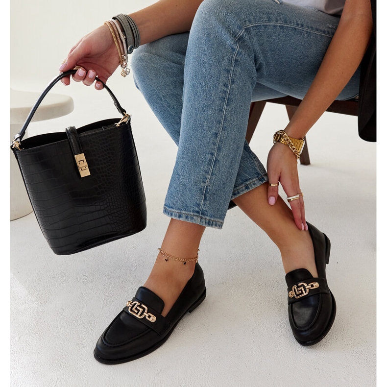 Mocasines negros decorados con cadena Kuens 1