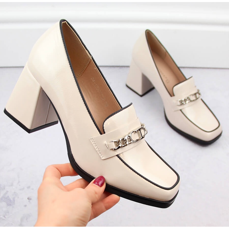 Zapatos de mujer de charol con tacón decorativo, beige Potocki 12322 1