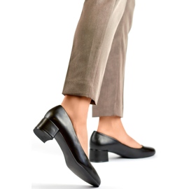 Zapatos negros de tacón bajo y punta redonda. 2